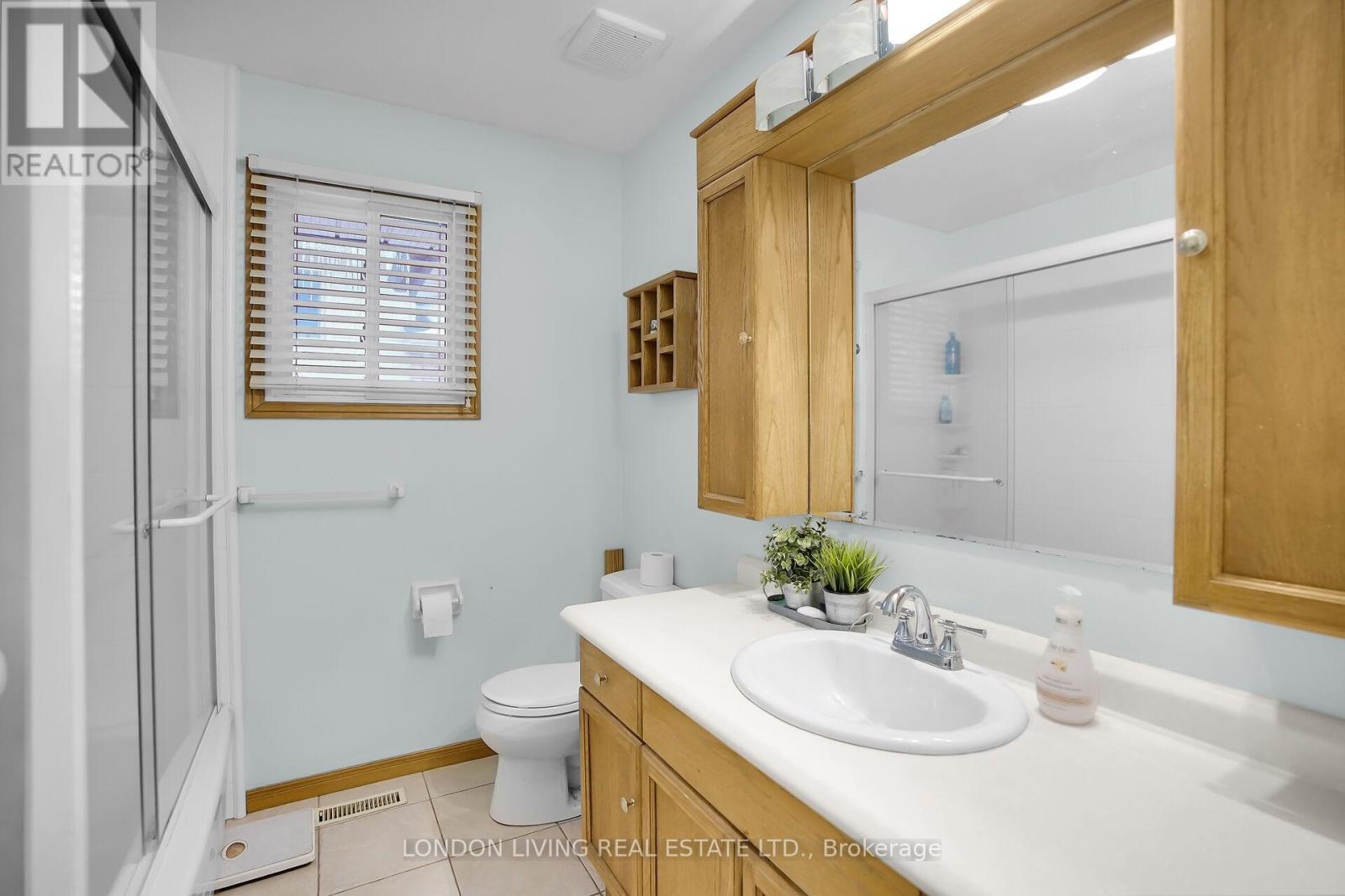 42 Bourbon Lane, London East (East I), ON - Indoor Photo Showing Bathroom