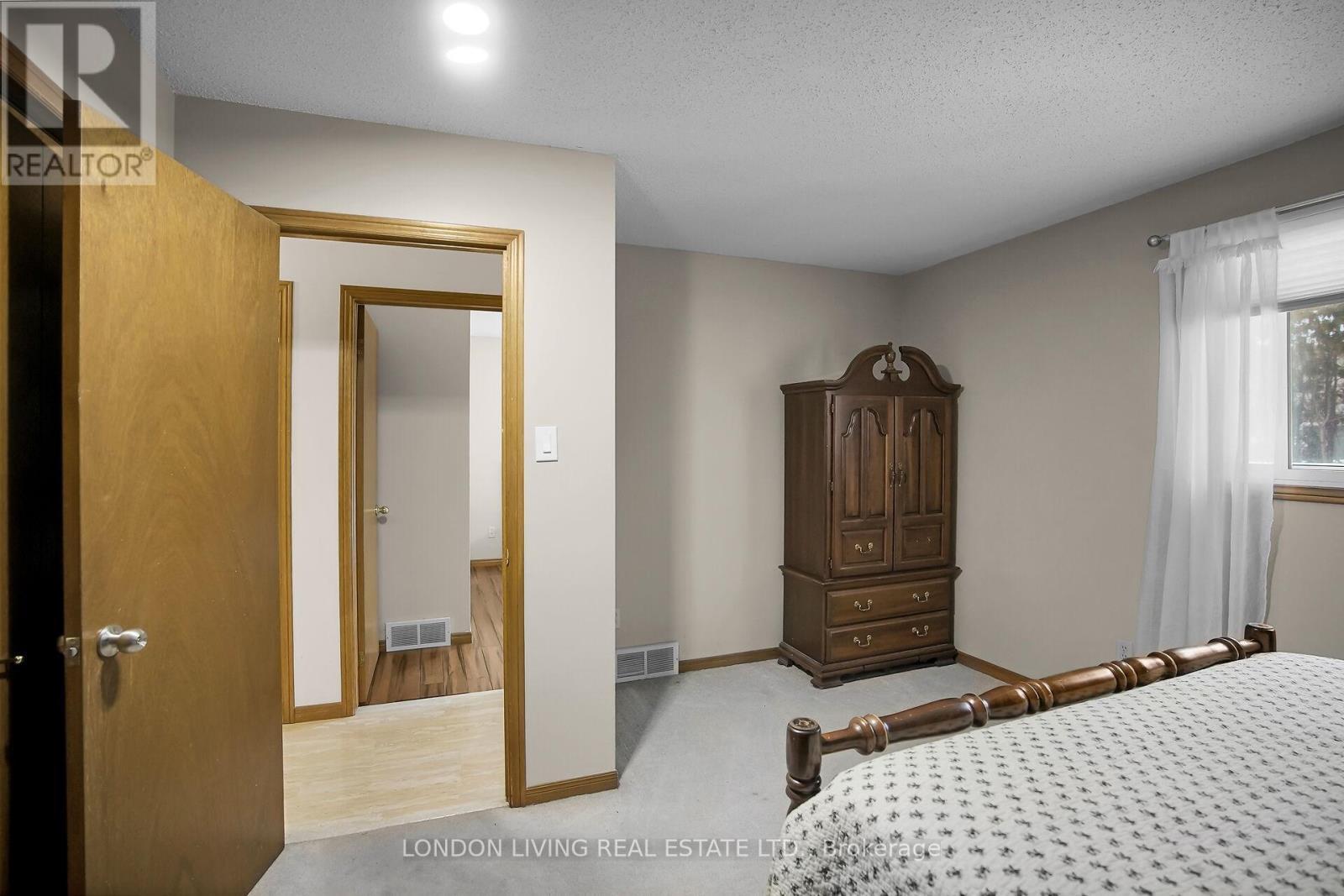 42 Bourbon Lane, London East (East I), ON - Indoor Photo Showing Bedroom