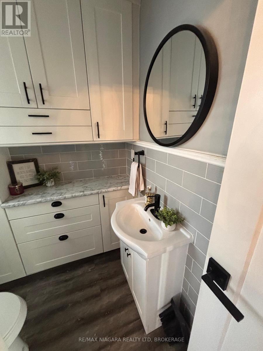 4766 Ryerson Crescent, Niagara Falls (Downtown), ON - Indoor Photo Showing Bathroom