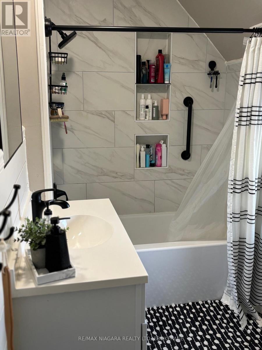 4766 Ryerson Crescent, Niagara Falls (Downtown), ON - Indoor Photo Showing Bathroom