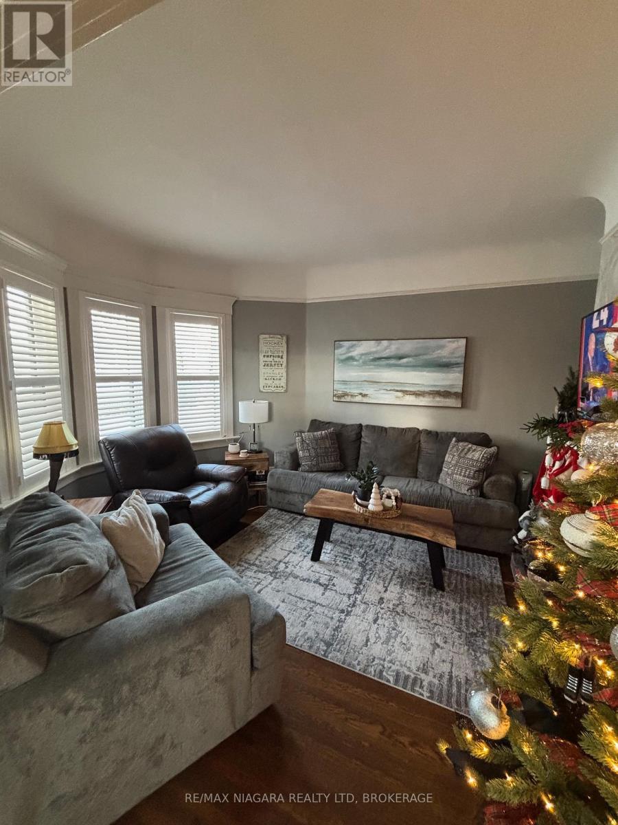 4766 Ryerson Crescent, Niagara Falls (Downtown), ON - Indoor Photo Showing Living Room