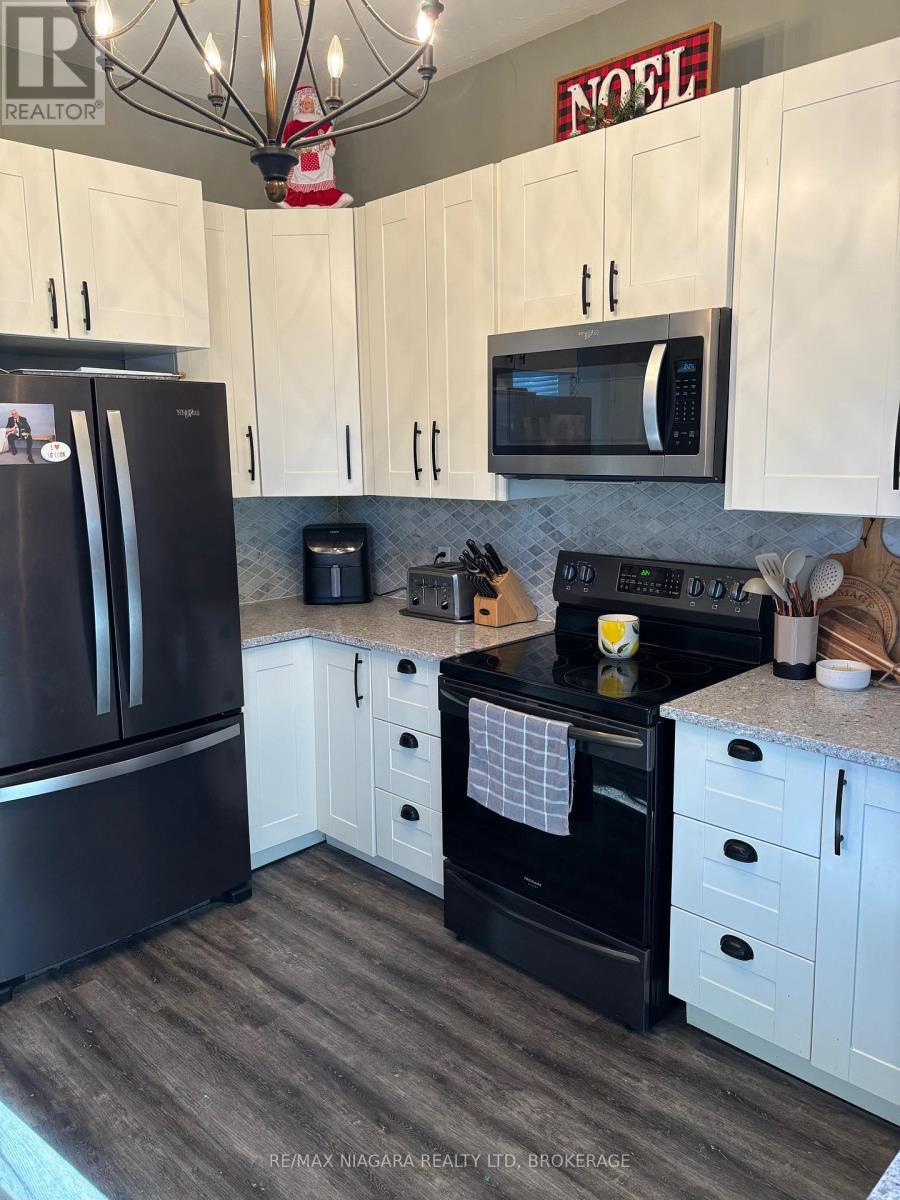 4766 Ryerson Crescent, Niagara Falls (Downtown), ON - Indoor Photo Showing Kitchen