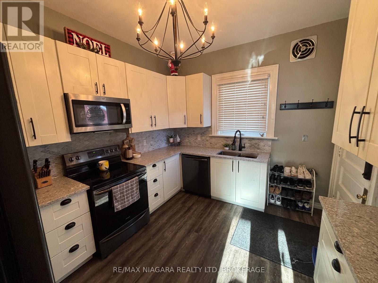4766 Ryerson Crescent, Niagara Falls (Downtown), ON - Indoor Photo Showing Kitchen