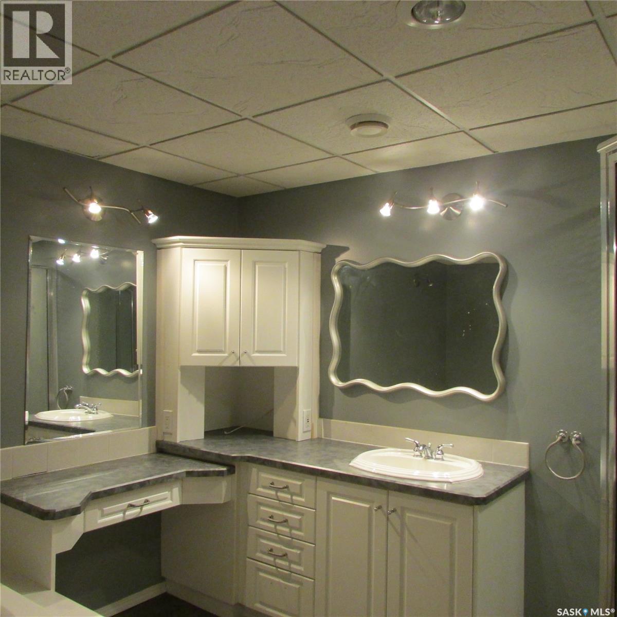 11 Watts Bay, Regina, SK - Indoor Photo Showing Bathroom