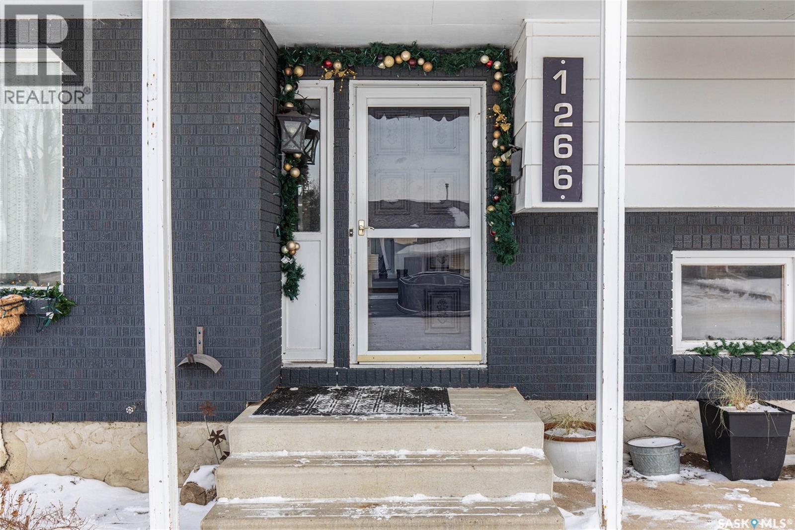 1266 Maybery Crescent, Moose Jaw, SK - Outdoor