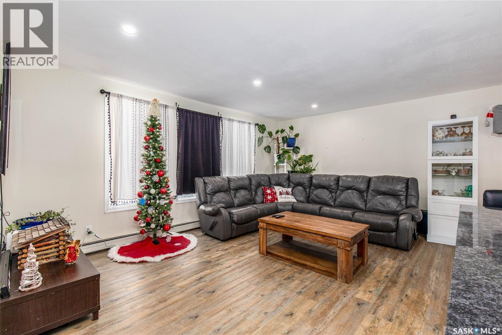 1266 Maybery Crescent, Moose Jaw, SK - Indoor Photo Showing Living Room