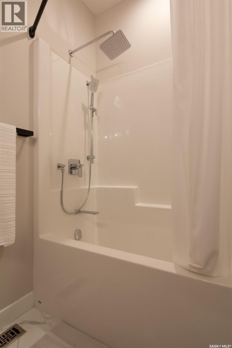 635 Kenaschuk Crescent, Saskatoon, SK - Indoor Photo Showing Bathroom