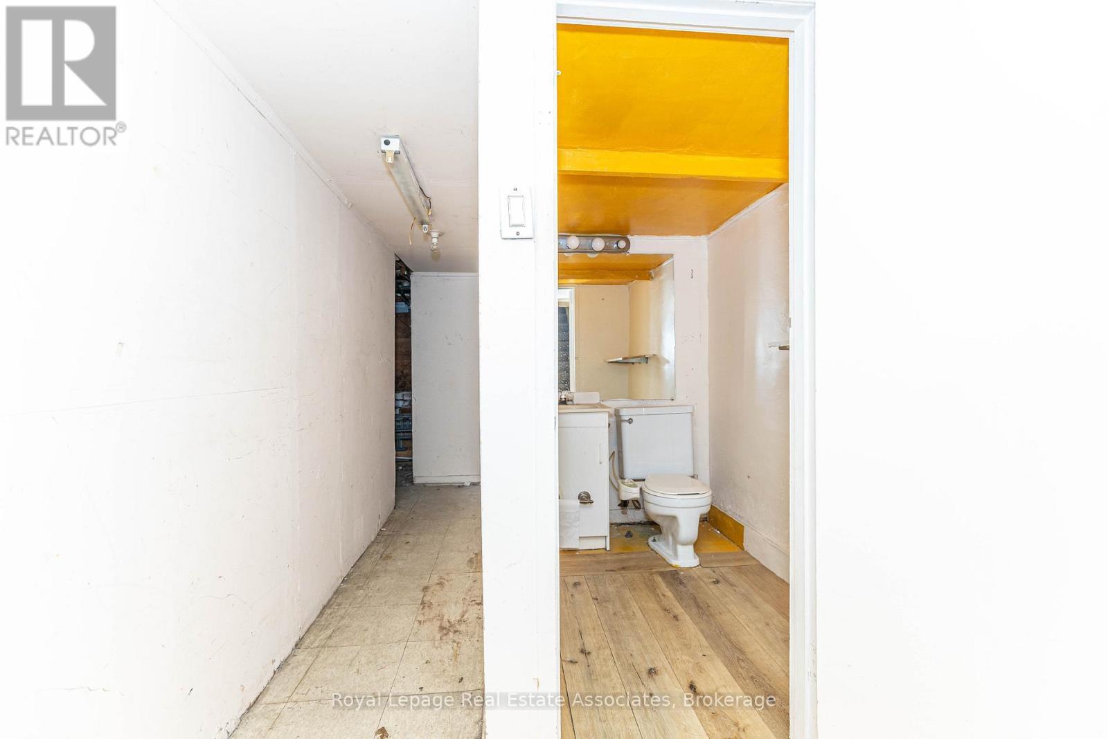 654 Bloor Street W, Toronto, ON