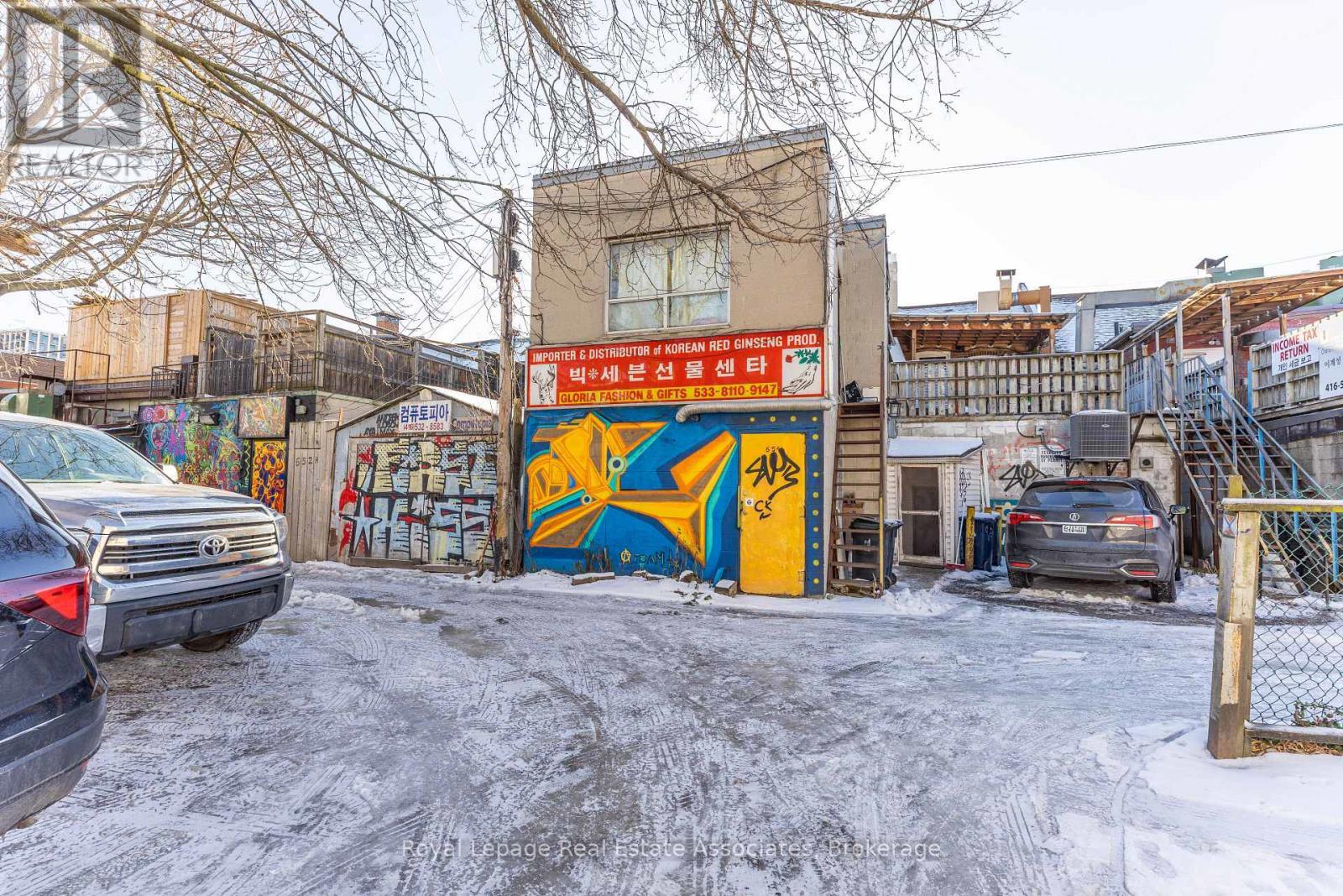 654 Bloor Street W, Toronto, ON