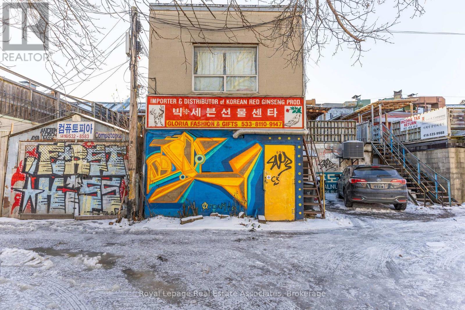 654 Bloor Street W, Toronto, ON