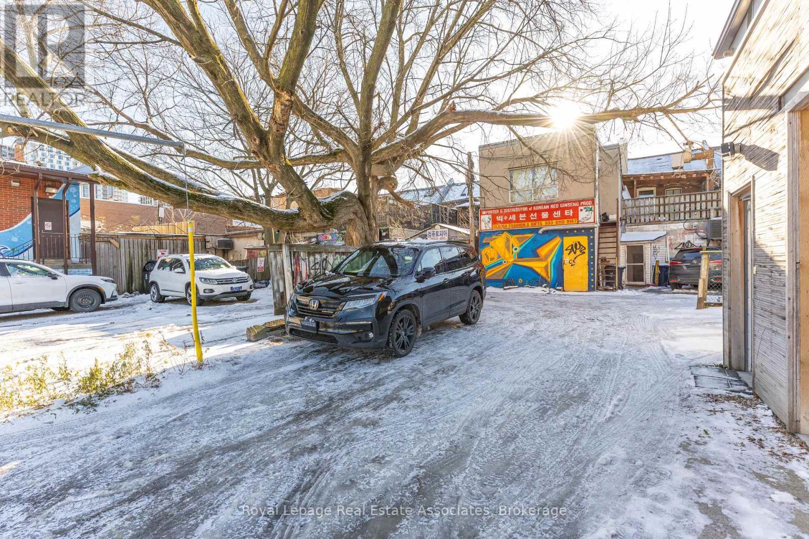 654 Bloor Street W, Toronto, ON