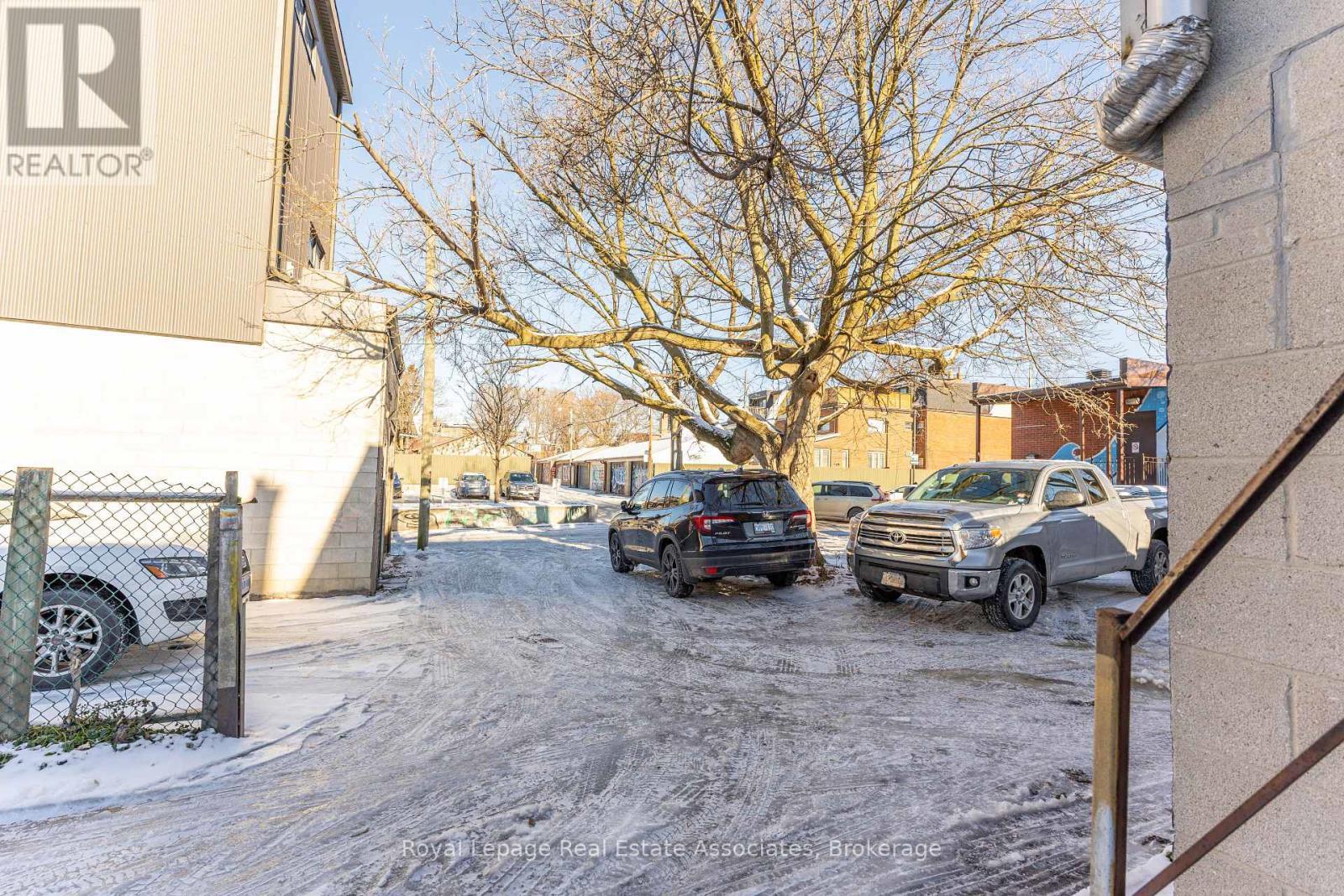 654 Bloor Street W, Toronto, ON