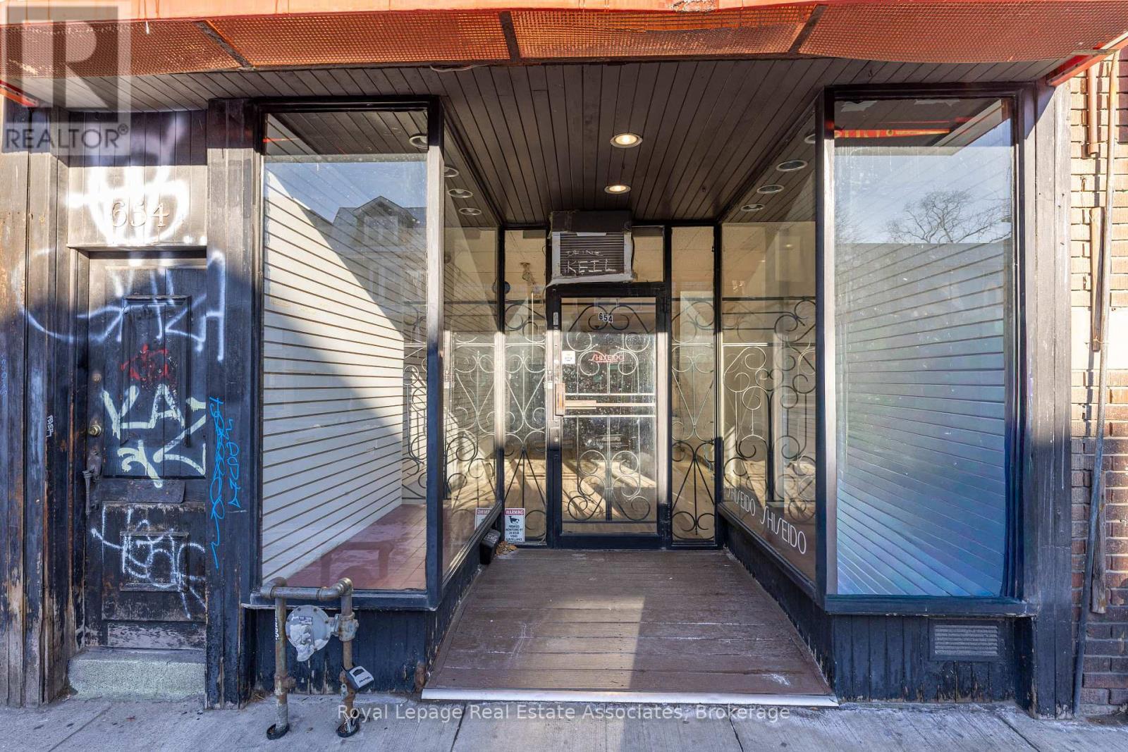 654 Bloor Street W, Toronto, ON