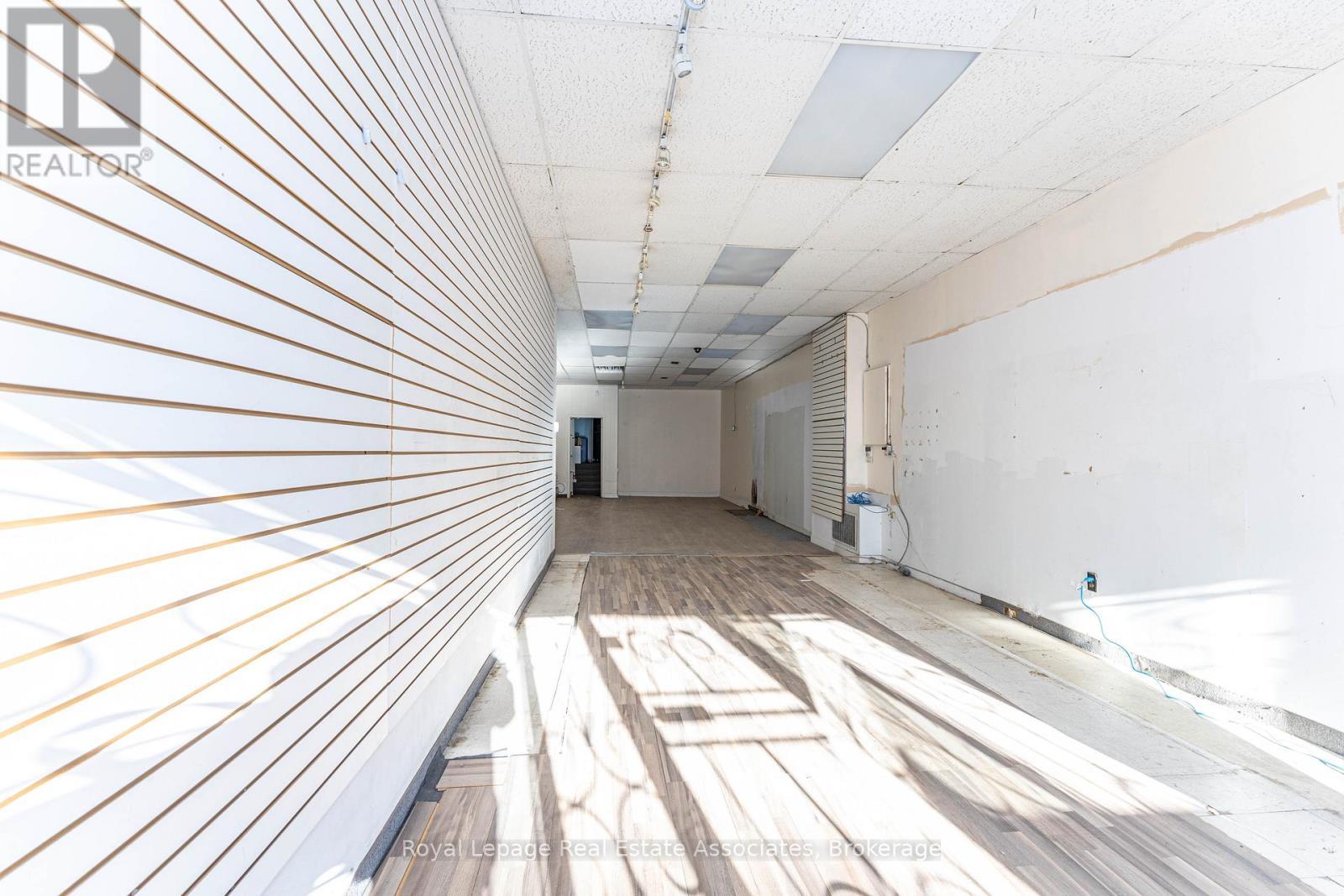 654 Bloor Street W, Toronto, ON