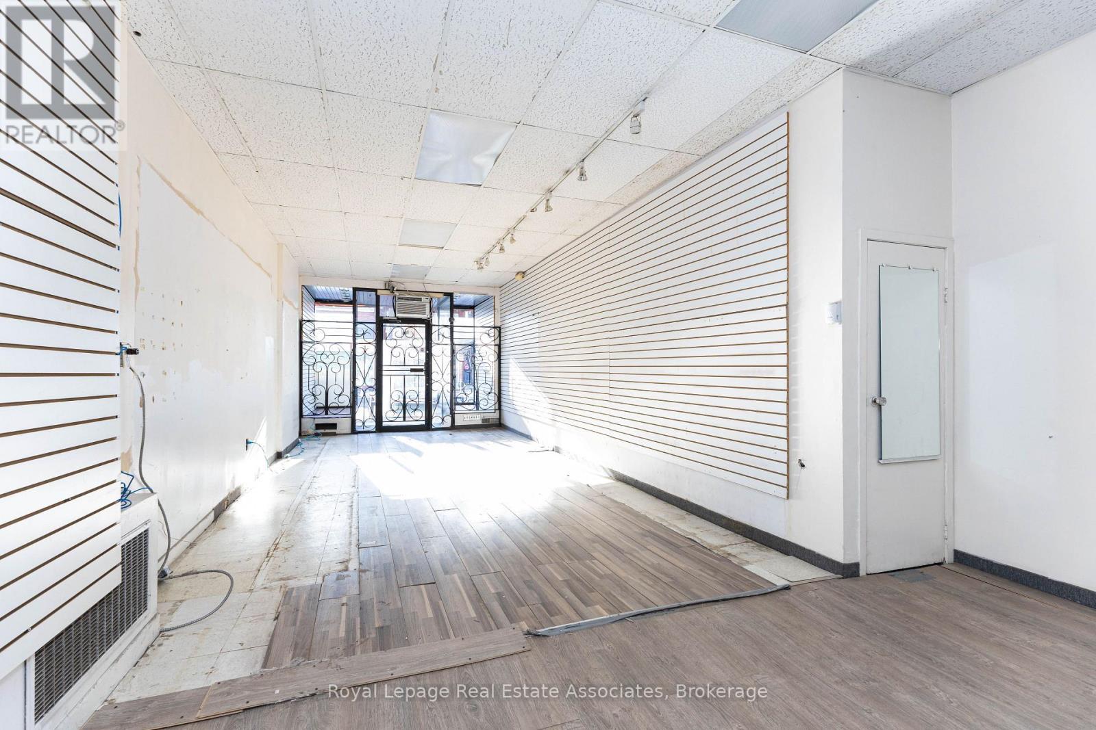 654 Bloor Street W, Toronto, ON