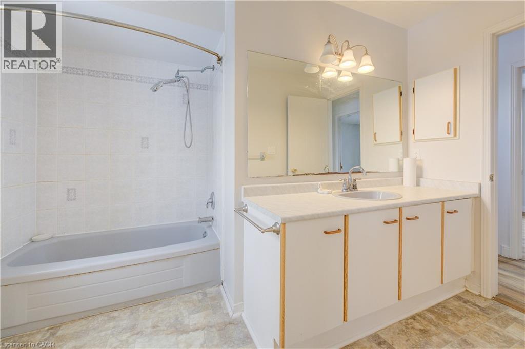 302 College Avenue W Unit# 112, Guelph, ON - Indoor Photo Showing Bathroom