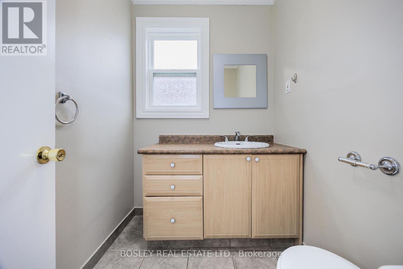 651 Cosburn Avenue, Toronto, ON - Indoor Photo Showing Bathroom