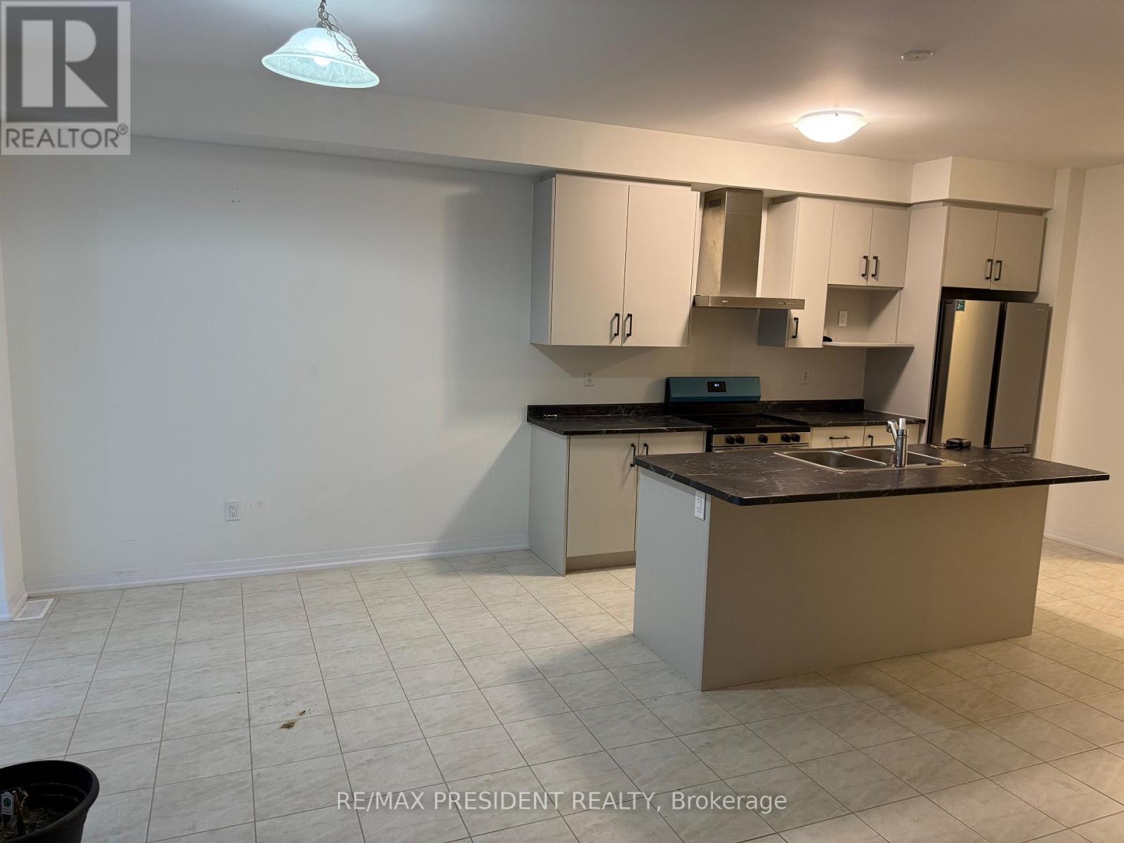 21 Velvet Way, Thorold, ON - Indoor Photo Showing Kitchen With Double Sink