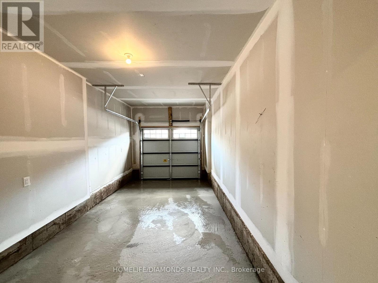 132 Port Crescent, Welland, ON - Indoor Photo Showing Garage