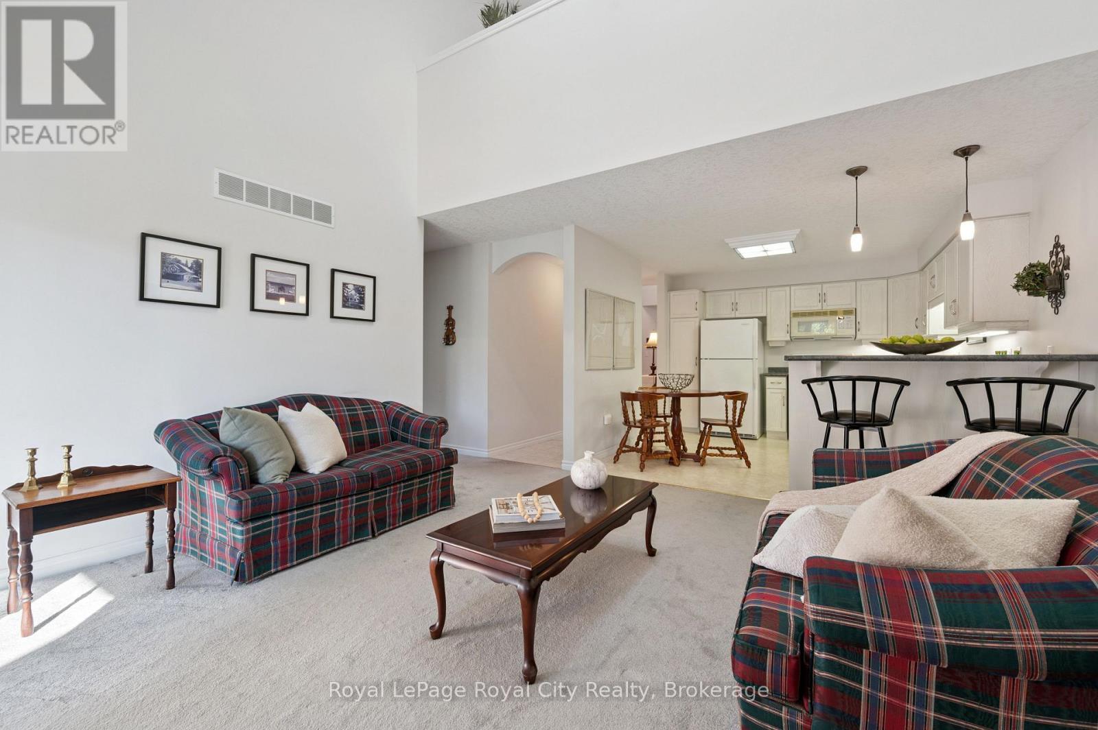 17 Terraview Crescent, Guelph (Kortright West), ON - Indoor Photo Showing Living Room