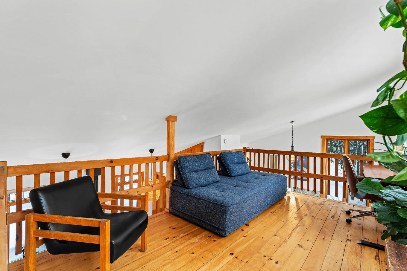 Mezzanine - 10 Ch. Lily-Butters, Eastman, QC - Indoor