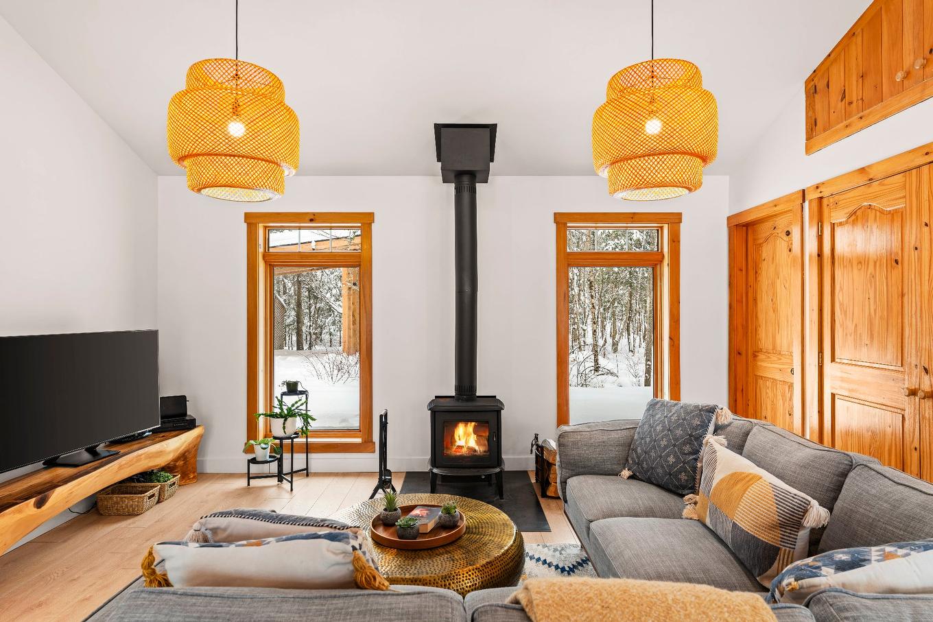 Salon - 10 Ch. Lily-Butters, Eastman, QC - Indoor Photo Showing Living Room With Fireplace