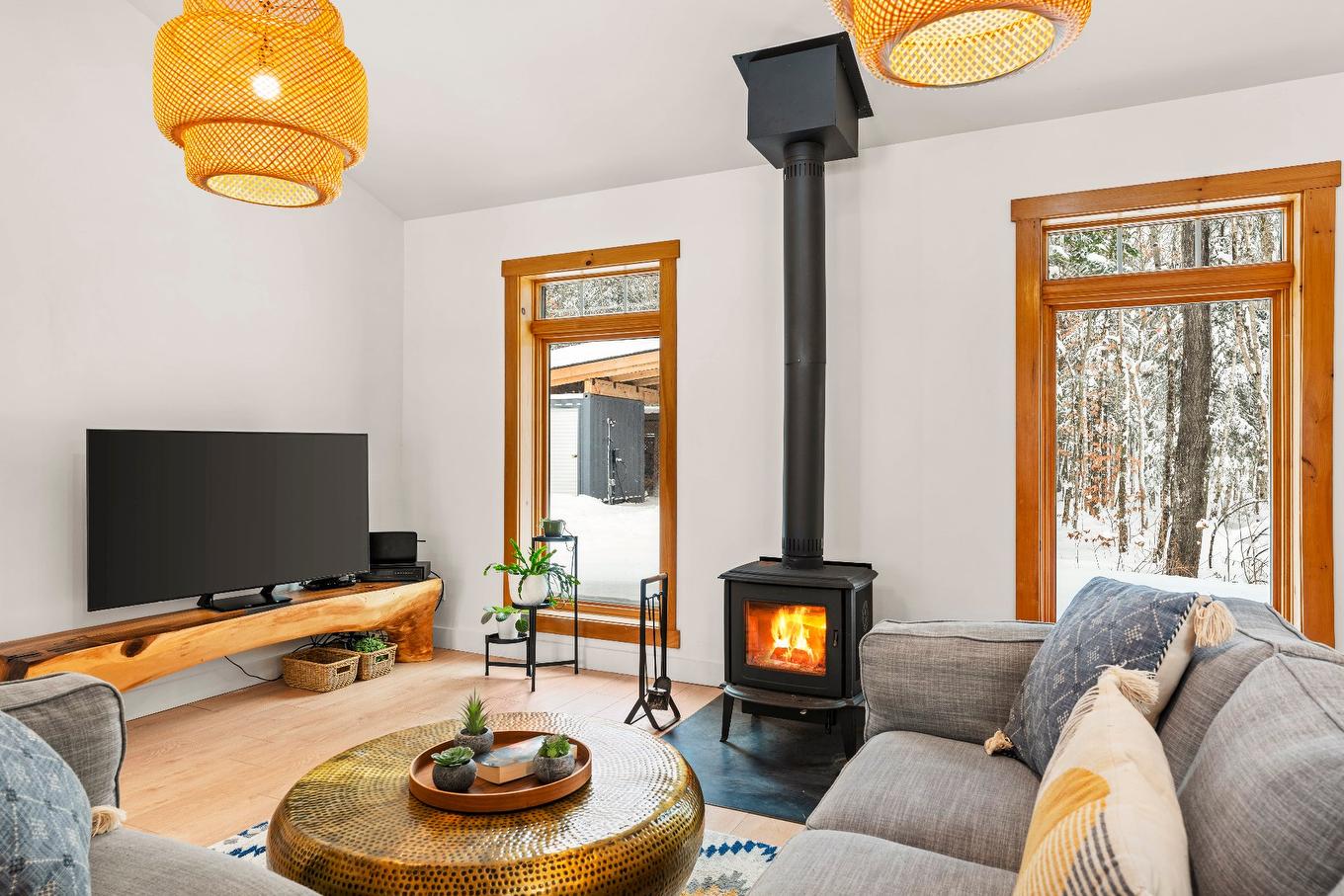 Salon - 10 Ch. Lily-Butters, Eastman, QC - Indoor Photo Showing Living Room With Fireplace