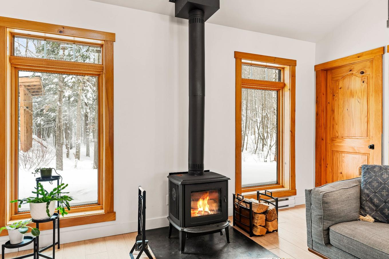 Salon - 10 Ch. Lily-Butters, Eastman, QC - Indoor With Fireplace