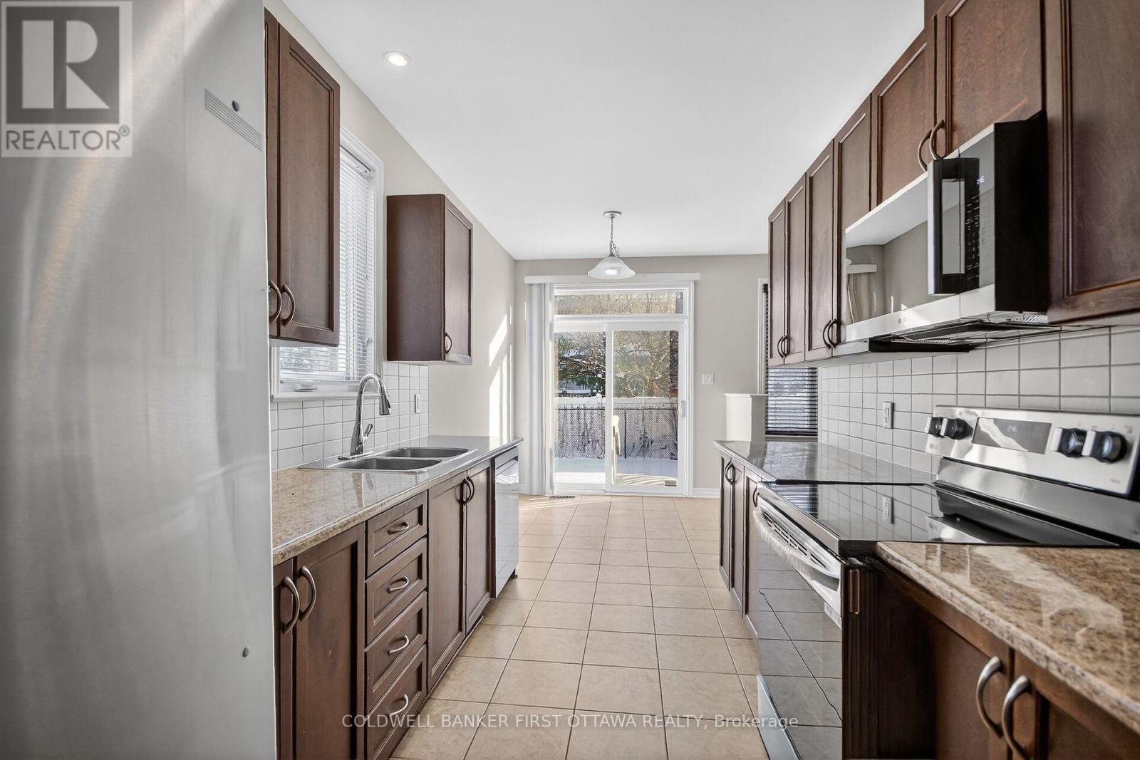 184 Highbury Park Drive, Ottawa, ON - Indoor Photo Showing Kitchen With Double Sink With Upgraded Kitchen