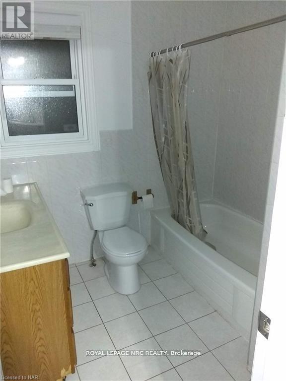 Main floor bath - 42 North Street, St. Catharines (Downtown), ON - Indoor Photo Showing Bathroom