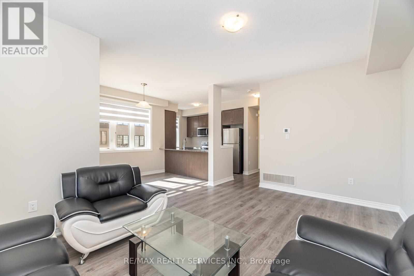 113 - 10 Birmingham Drive, Cambridge, ON - Indoor Photo Showing Living Room