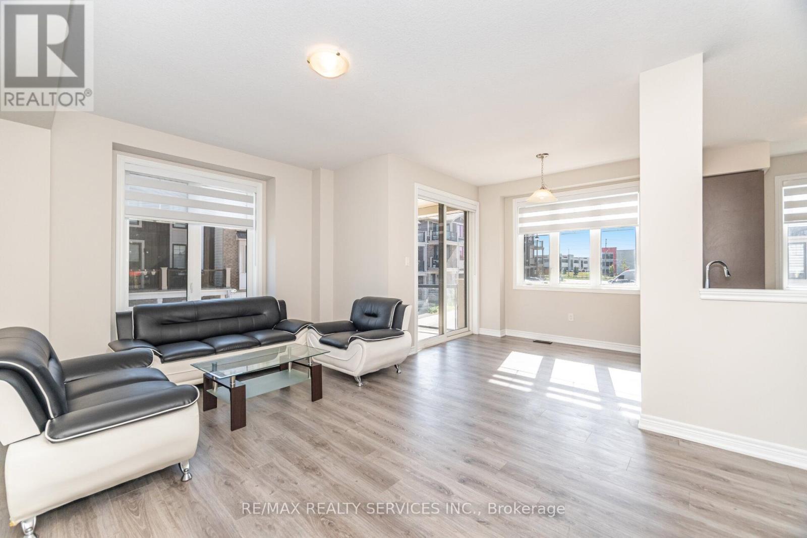 113 - 10 Birmingham Drive, Cambridge, ON - Indoor Photo Showing Living Room