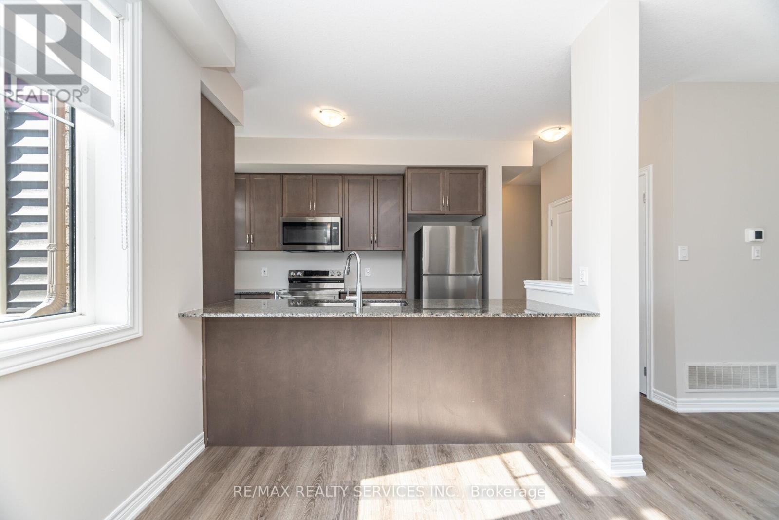 113 - 10 Birmingham Drive, Cambridge, ON - Indoor Photo Showing Kitchen
