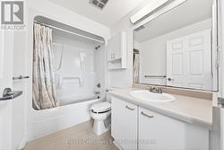 Large main bathroom with a combination tub/shower -
