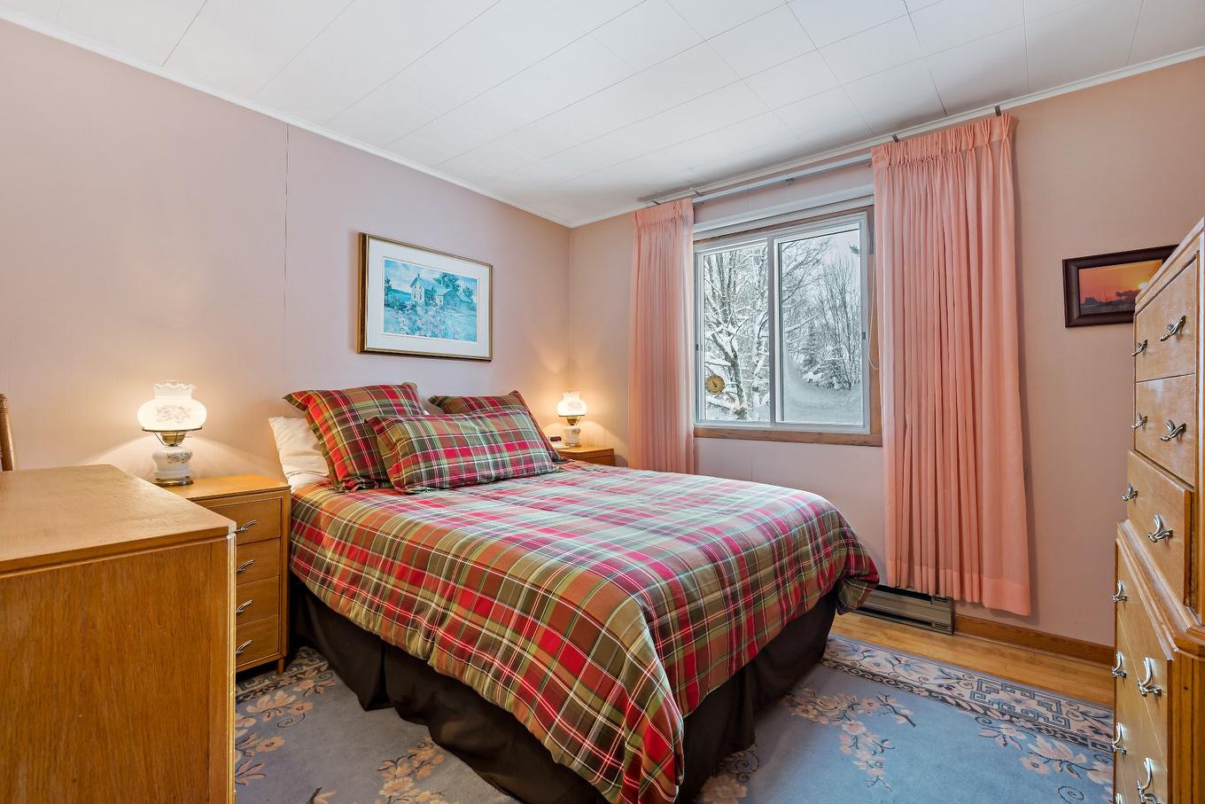 Primary bedroom - 202 Ch. Brunette, Lac-Supérieur, QC - Indoor Photo Showing Bedroom