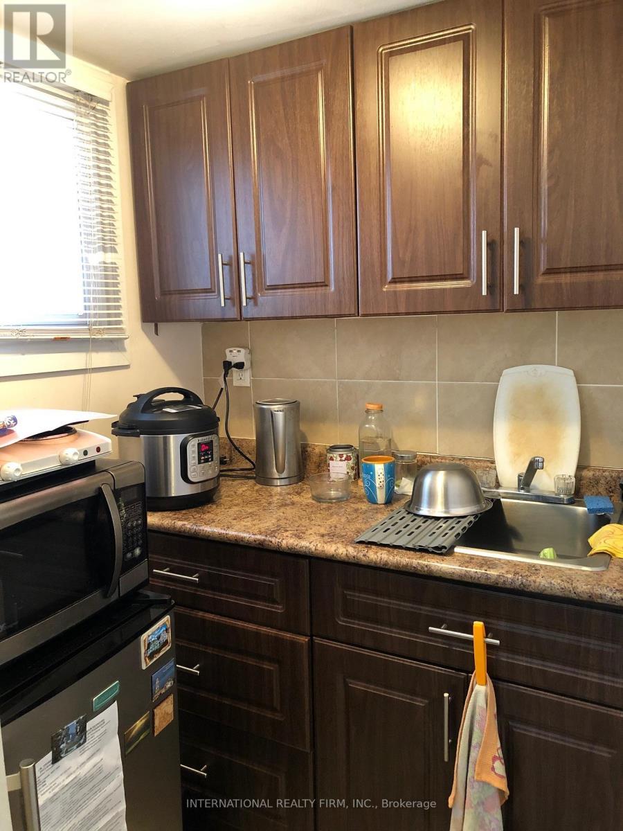 2B - 197 Dundas Street E, Toronto, ON - Indoor Photo Showing Kitchen