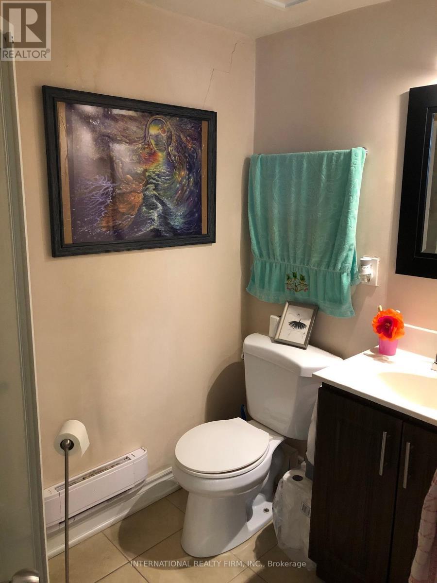 2B - 197 Dundas Street E, Toronto, ON - Indoor Photo Showing Bathroom