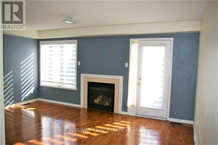 3022 Mission Hill Drive, Mississauga, ON - Indoor Photo Showing Living Room With Fireplace