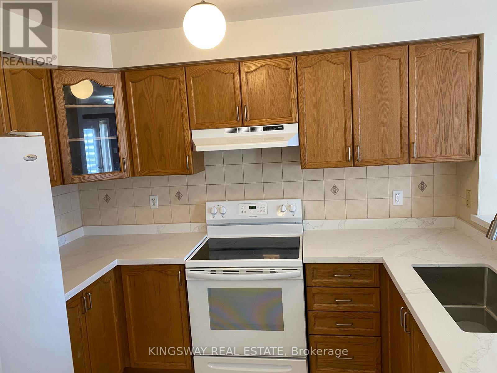 3022 Mission Hill Drive, Mississauga, ON - Indoor Photo Showing Kitchen With Double Sink