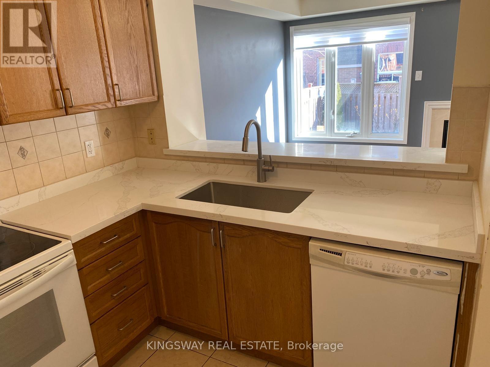 3022 Mission Hill Drive, Mississauga, ON - Indoor Photo Showing Kitchen