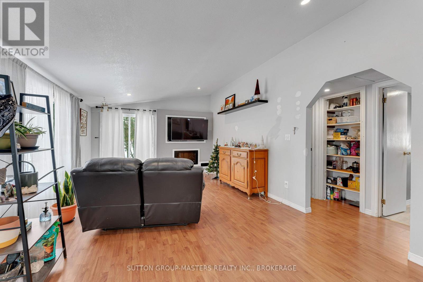 1677 County 2 Road, Front Of Yonge, ON - Indoor