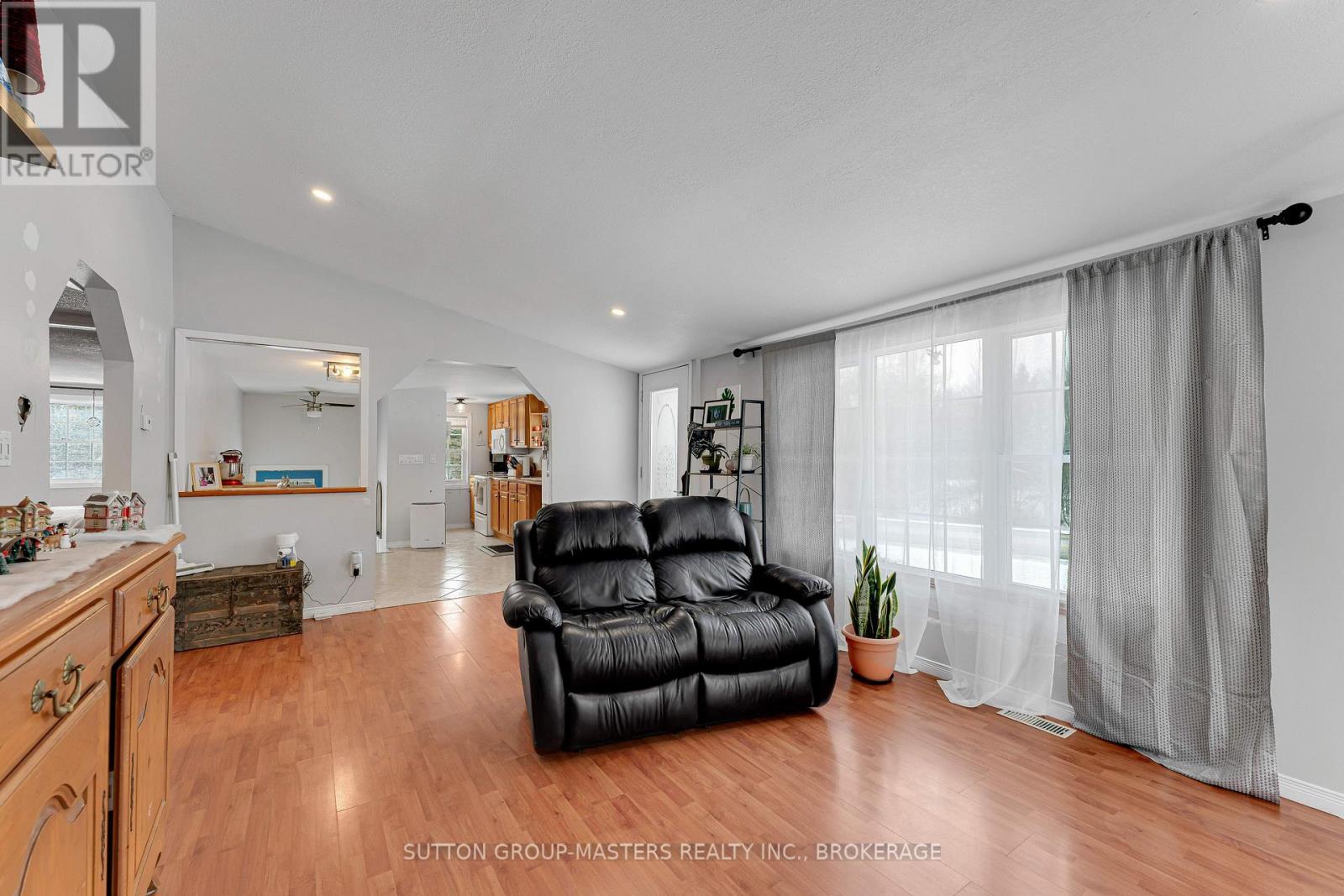 1677 County 2 Road, Front Of Yonge, ON - Indoor Photo Showing Living Room
