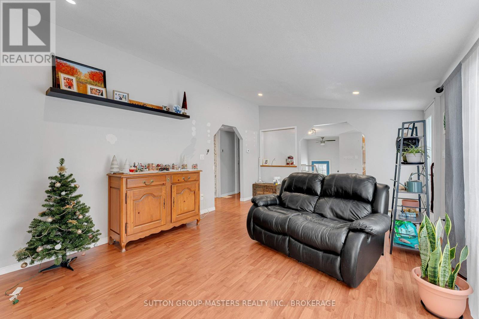 1677 County 2 Road, Front Of Yonge, ON - Indoor Photo Showing Living Room