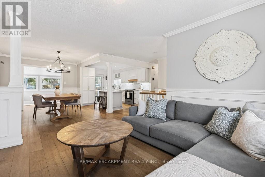 16 Forestgate Drive, Hamilton, ON - Indoor Photo Showing Living Room
