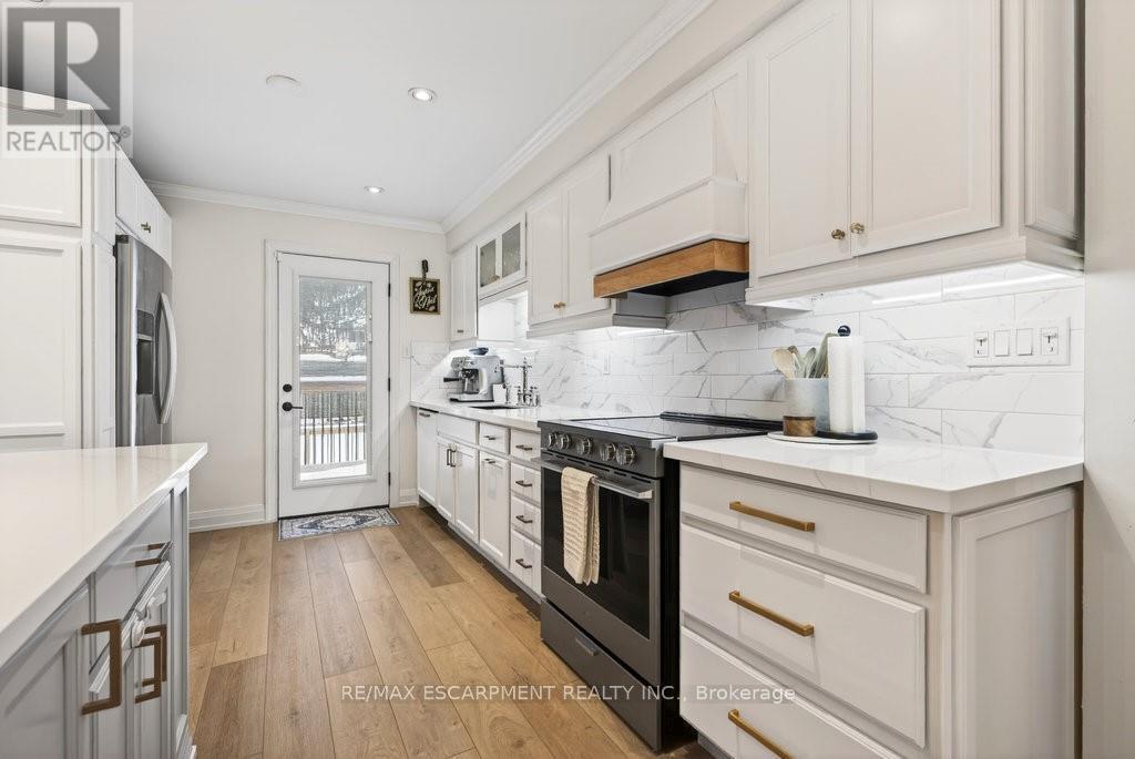 16 Forestgate Drive, Hamilton, ON - Indoor Photo Showing Kitchen With Upgraded Kitchen