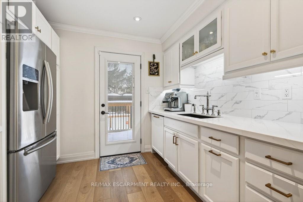 16 Forestgate Drive, Hamilton, ON - Indoor Photo Showing Kitchen