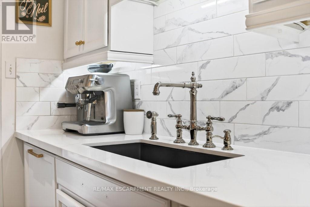 16 Forestgate Drive, Hamilton, ON - Indoor Photo Showing Kitchen