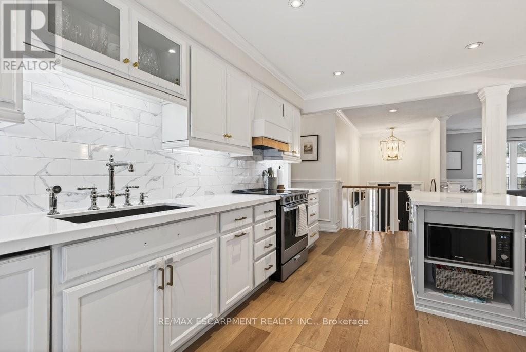 16 Forestgate Drive, Hamilton, ON - Indoor Photo Showing Kitchen With Upgraded Kitchen