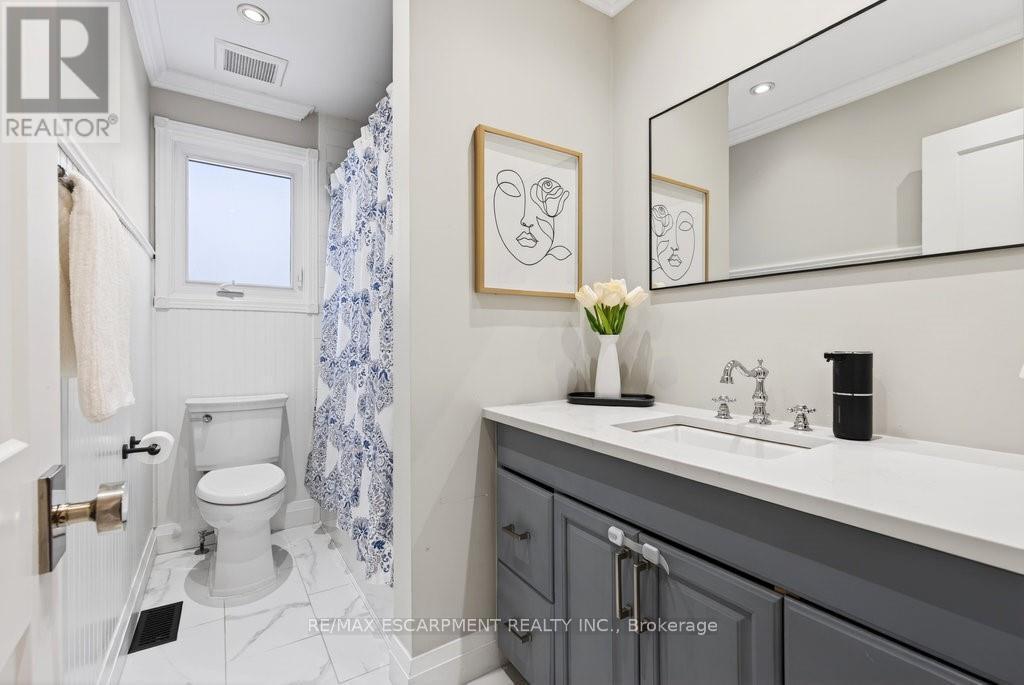16 Forestgate Drive, Hamilton, ON - Indoor Photo Showing Bathroom