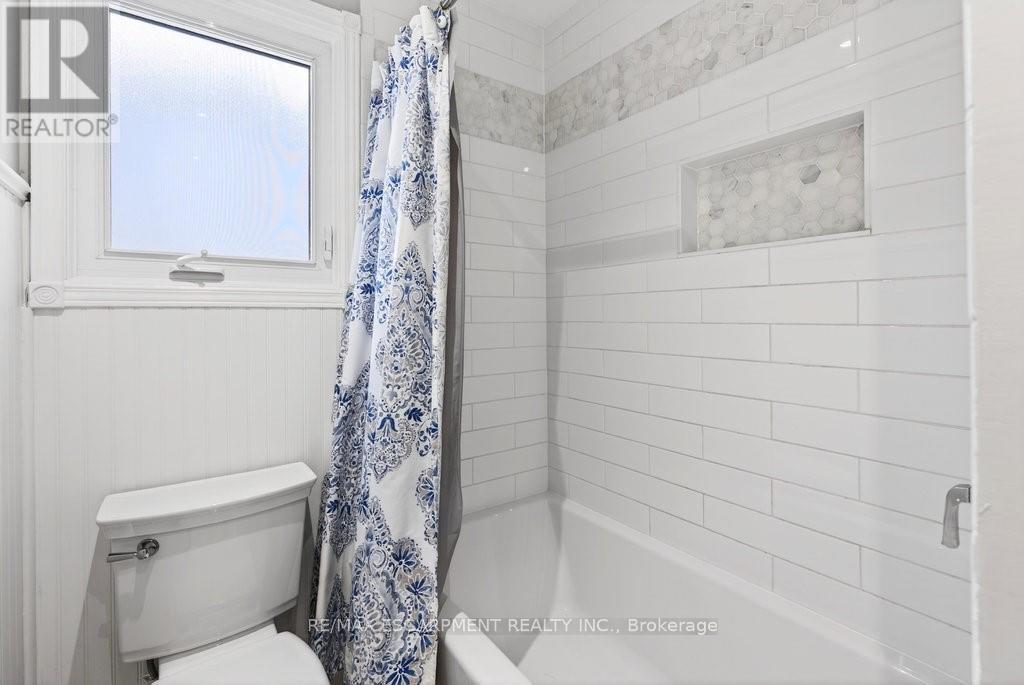 16 Forestgate Drive, Hamilton, ON - Indoor Photo Showing Bathroom
